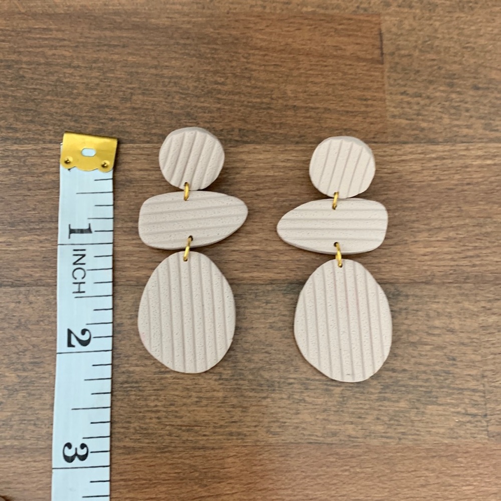 Drop earring - material: clay, colour: taupe